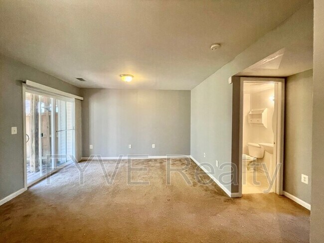 Building Photo - 106 Blossom Ln