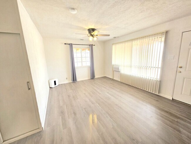Foto del edificio - Unique 3 bedroom off 12th St. Great outdoo...