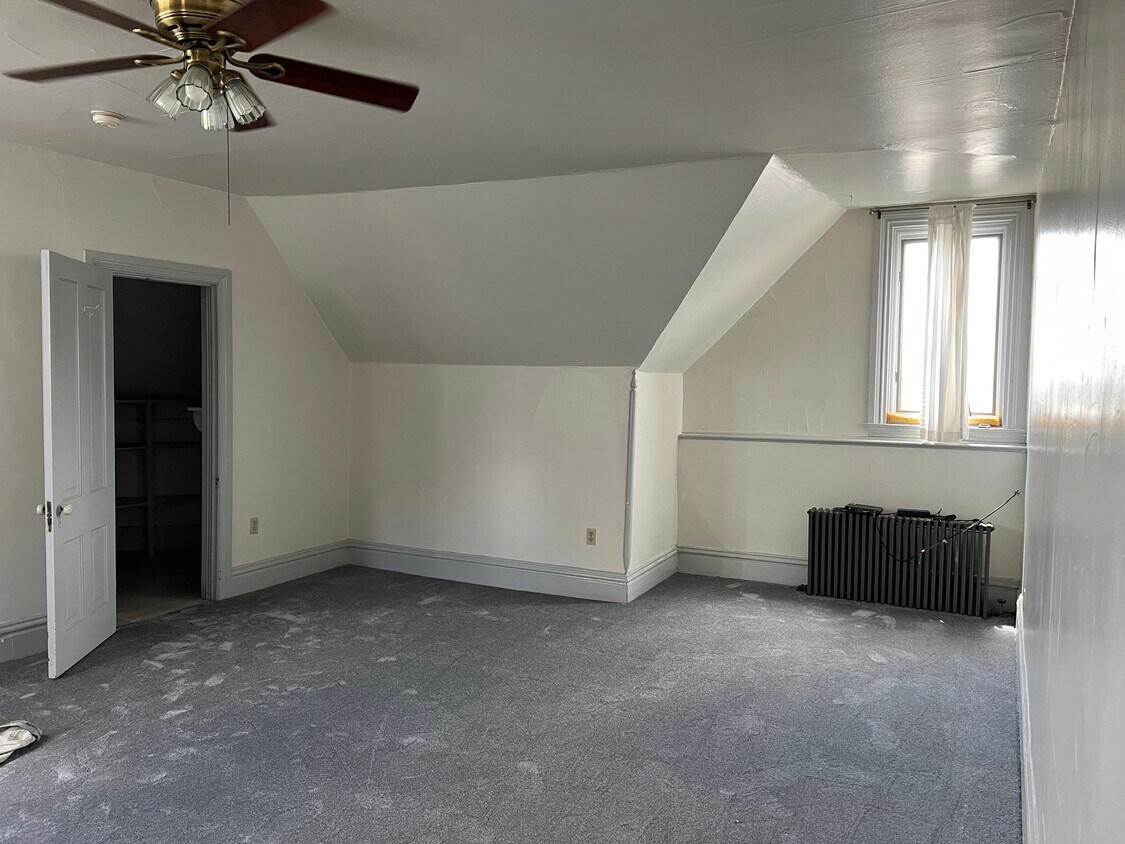 Living area - 402 S Winebiddle St