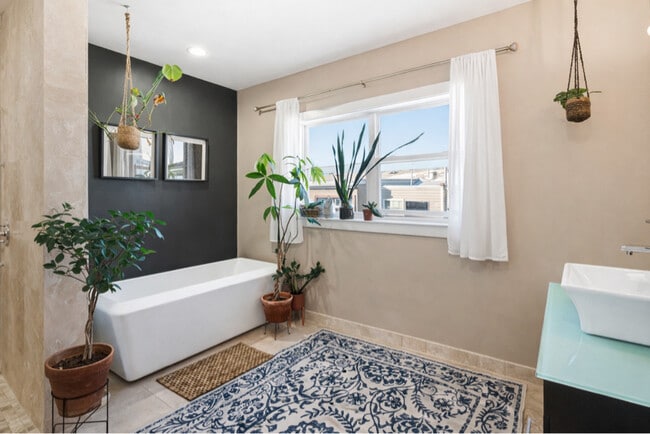 Building Photo - 527 Titan St