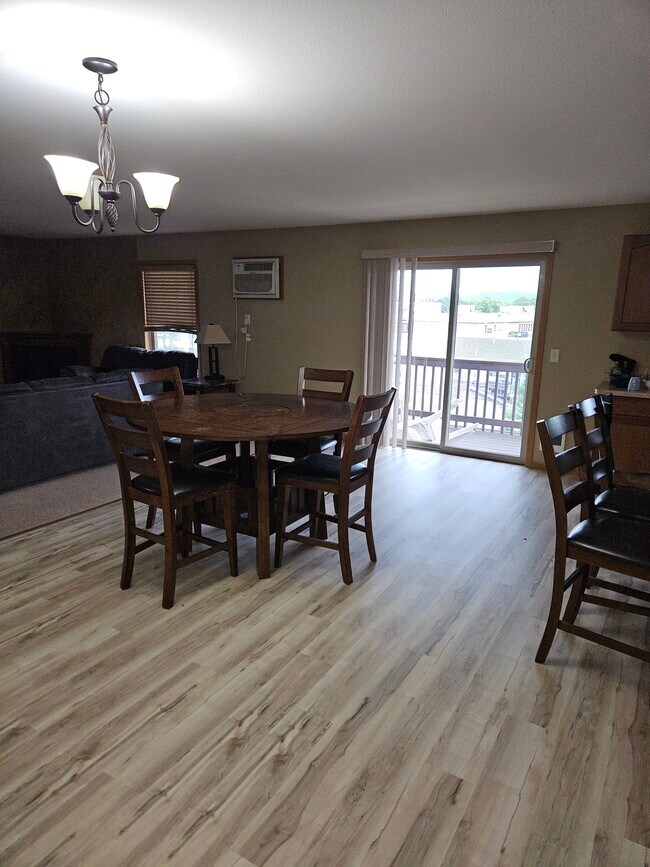 Comedor - 4984 Service Dr