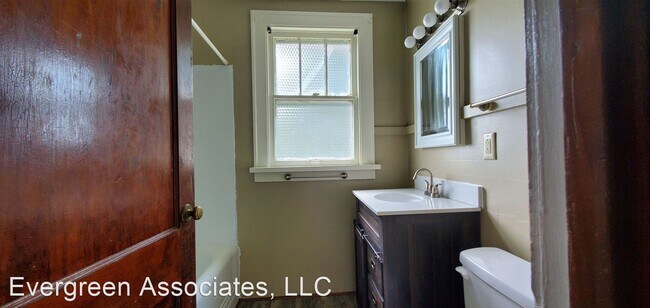 Foto del edificio - 3 br, 1 bath House - 106 West College Ave