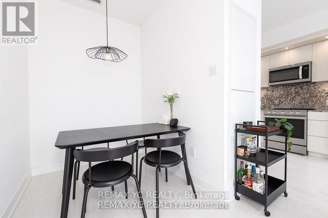 Photo du bâtiment - 20 Inn On The Pk Dr