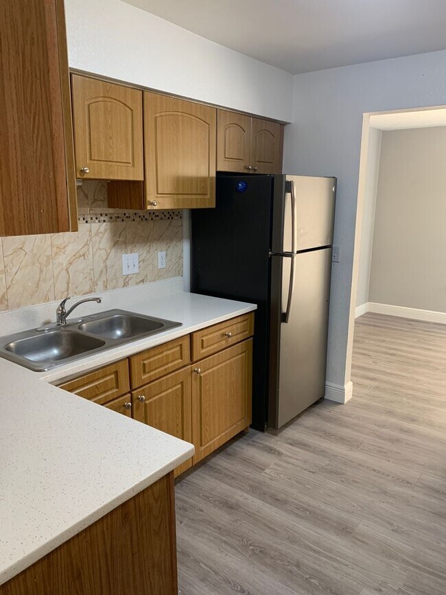 Foto del edificio - FOR RENT!!! SPACIOUS 3 BEDROOM 2 BATHROOM CONDO (MOVE IN SPECIAL)...