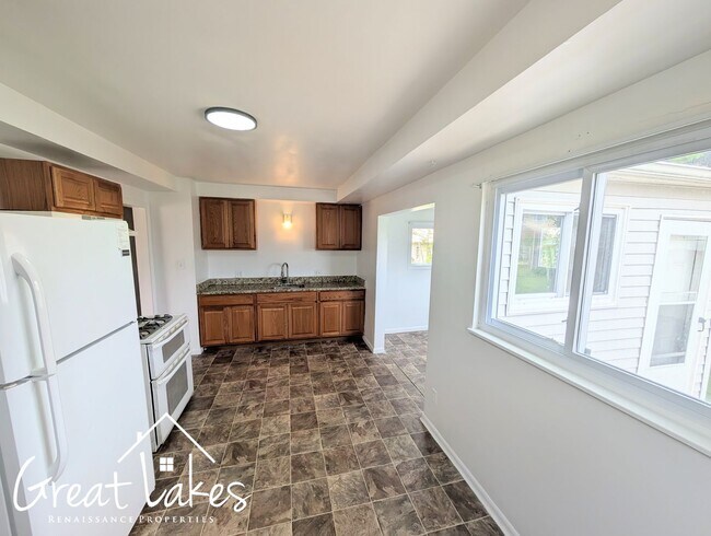 Foto del edificio - Charming 3 Bedroom 2 Bathroom now availabl...