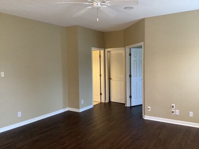 Foto del edificio - 18690 Round Lake Rd