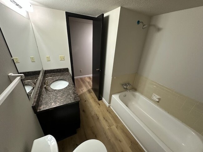 Building Photo - 9507 University Ave