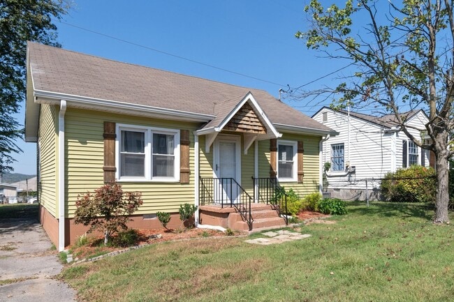 Building Photo - 2 Bed/ 1 Bath Cottage in Charlotte Park, Fenced Yard and Pet Friendly