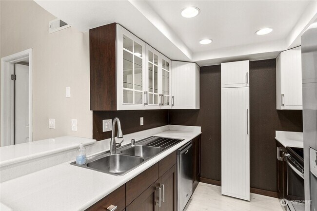 Foto del edificio - Great 1bed 1bath Location in Kirkland! Next to Village at Totem Lake Mall