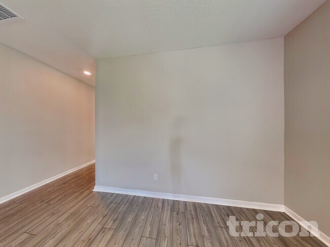 Foto del edificio - 523 Falcon Ridge Rd