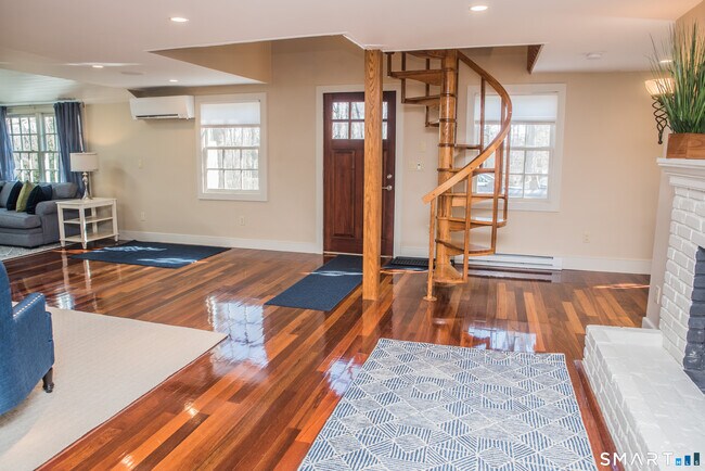 Foto del edificio - 30 Whiting Farm Rd
