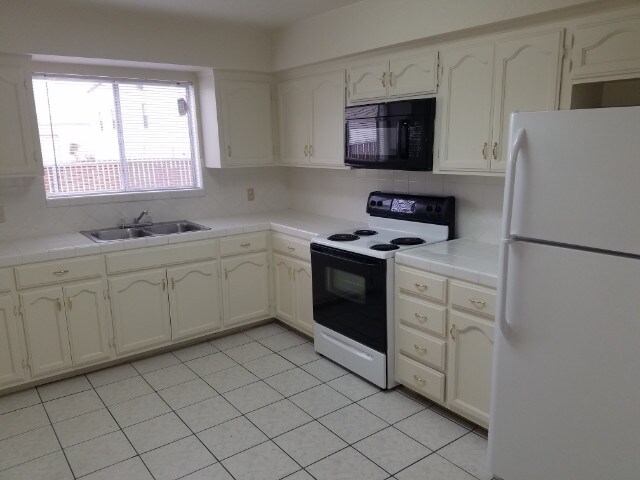 Primary Photo - 225 W Eaton Ave