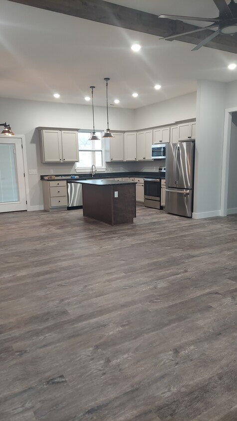 Building Photo - 1811 Sierra