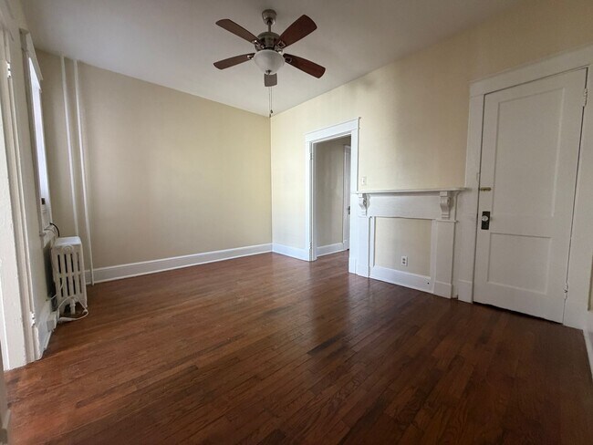 Foto del edificio - Beautiful brick two-story townhome