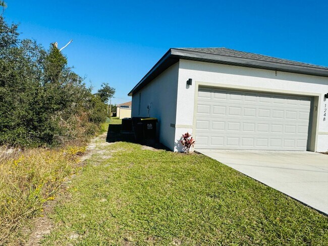 Building Photo - Charming 4 Bedroom, 2 Bathroom Home in Poi...
