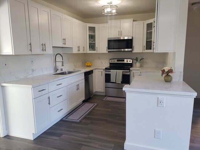 Foto del edificio - Nicely Remodeled Downstairs Unit