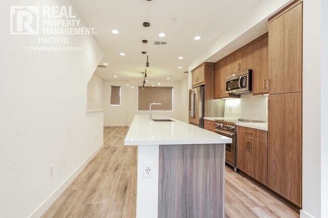 Foto del edificio - Modern Townhome in Gated West Oakland Comm...