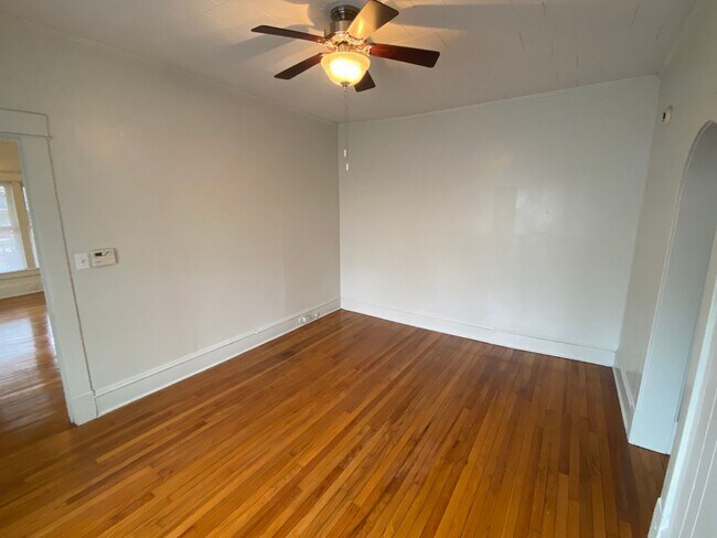 Foto del edificio - Spacious 1 Bedroom Near Duke East and Broad St - Huge Fenced Yd!