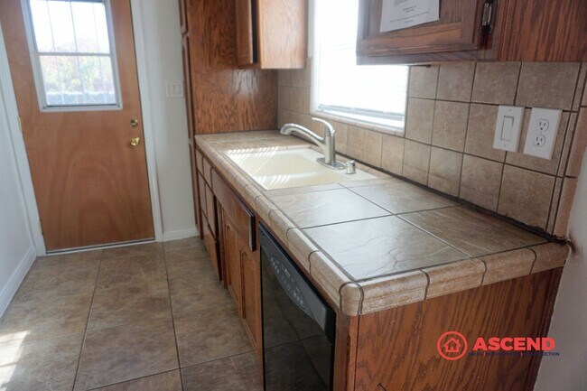 Building Photo - Home in Northeast Bakersfield