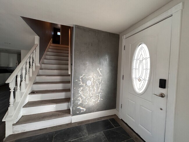 Building Photo - 4BD 3Bth Blend of style, comfort, and convenience.