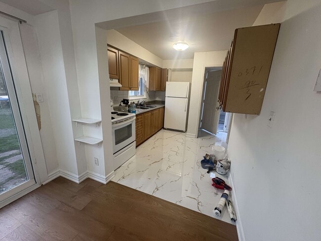 Cuisine - 5 Murison Blvd