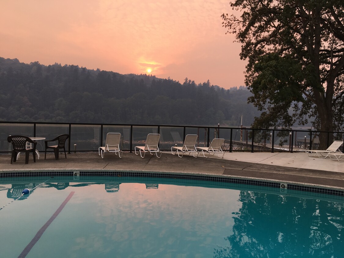 Pool overlooks Willamette River - Waverly Surf