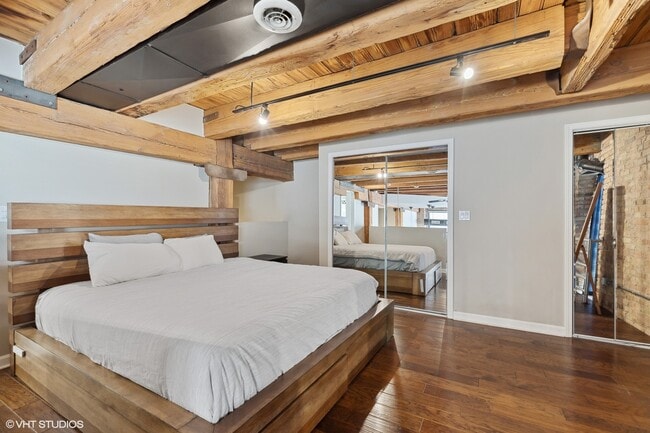 Building Photo - 11 N Green St