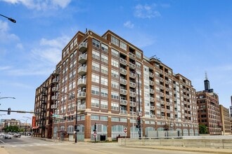 Building Photo - 933 W Van Buren St