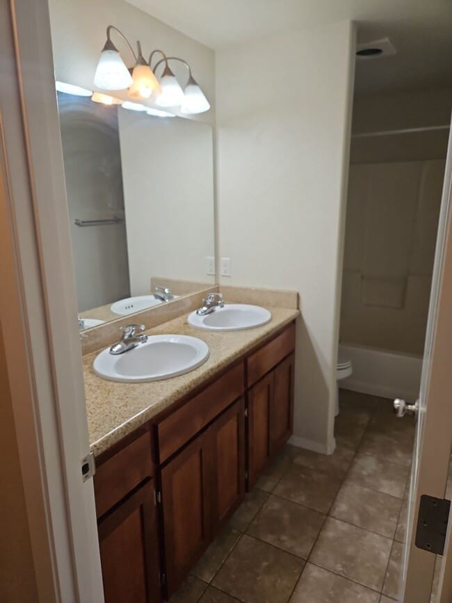 Building Photo - 3 Bedroom 2 Bath