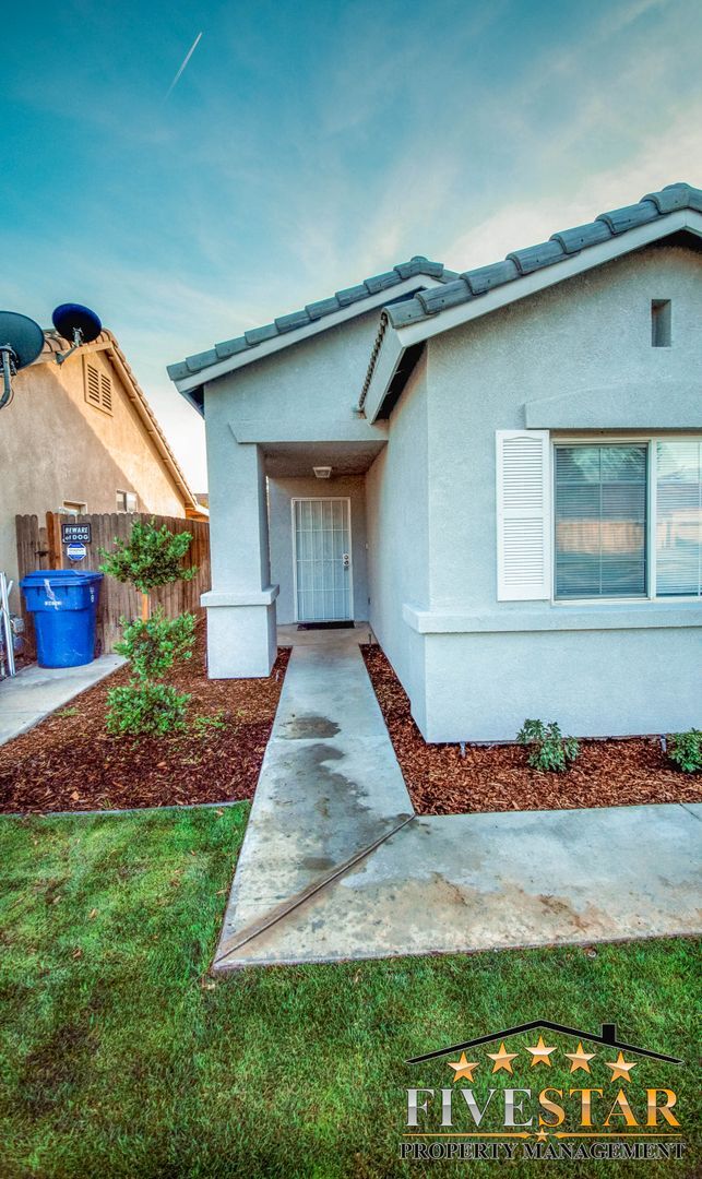 Foto del edificio - House for Rent in SouthWest Bakersfield
