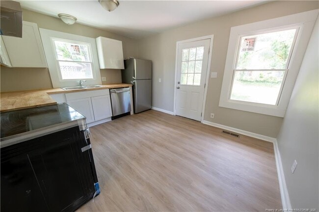 Building Photo - 4021 Glenridge Rd