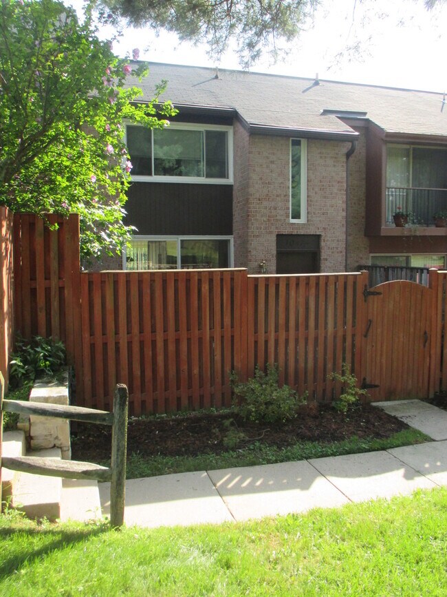 Building Photo - Charming 3 BR/2.5 BA Townhome in Columbia!