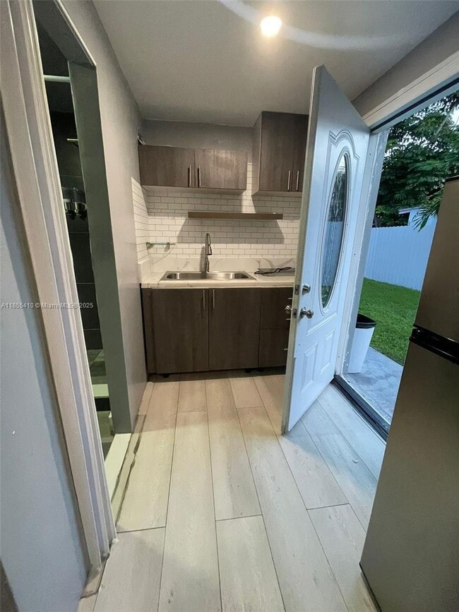 Foto del edificio - 1090 W 60th St