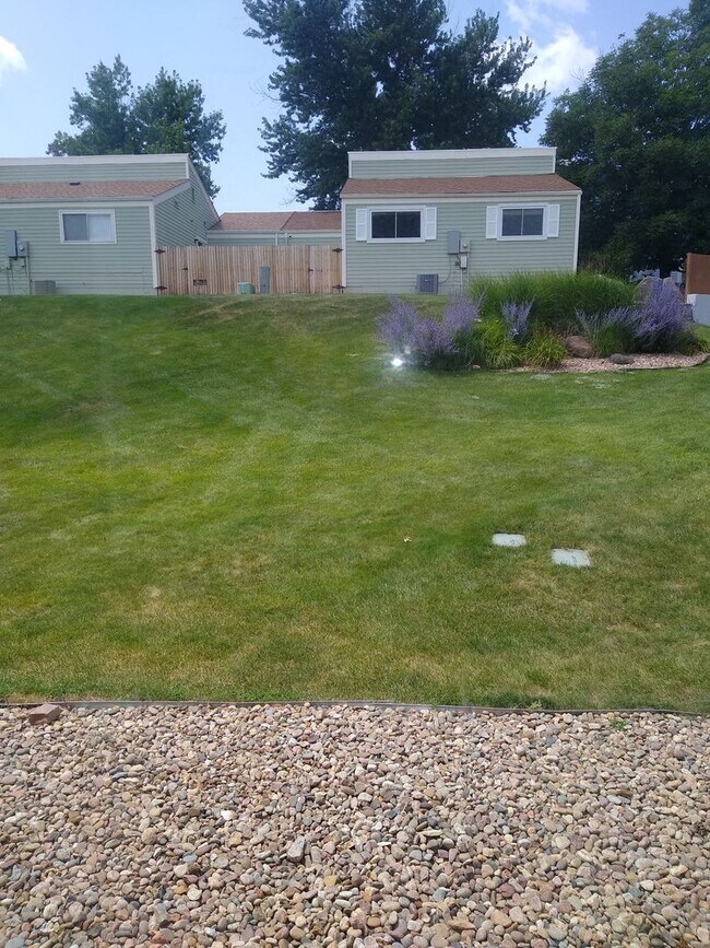 Foto del edificio - 2 Bedroom 1 Bath Town Home-New Paint, New ...