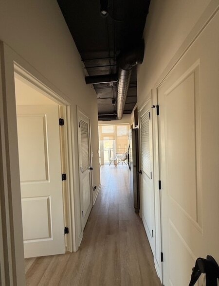 Building Photo - 2725 N Thatcher Ave