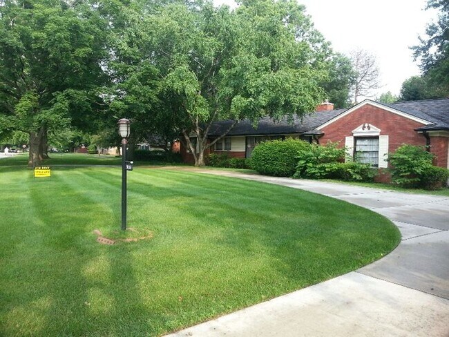 Building Photo - 3 br, 2.5 bath House - Westchester Propert...