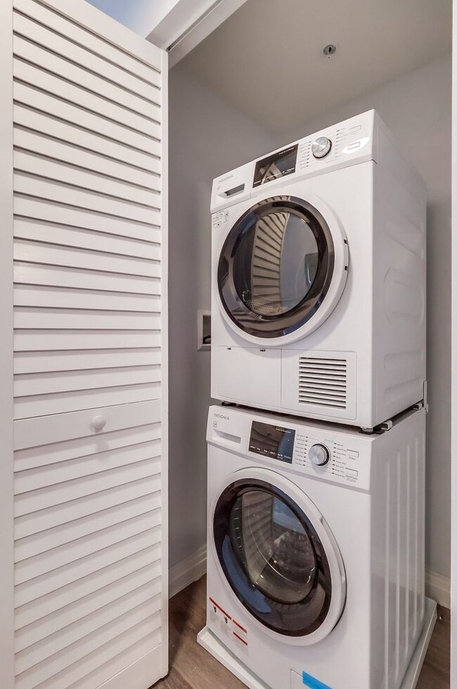 Foto del edificio - Brand New Lofts w/City Views and In Unit Washer & Dryer Call Today!