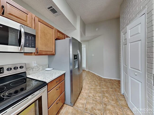 Building Photo - 860 N Lake Sterling Ct