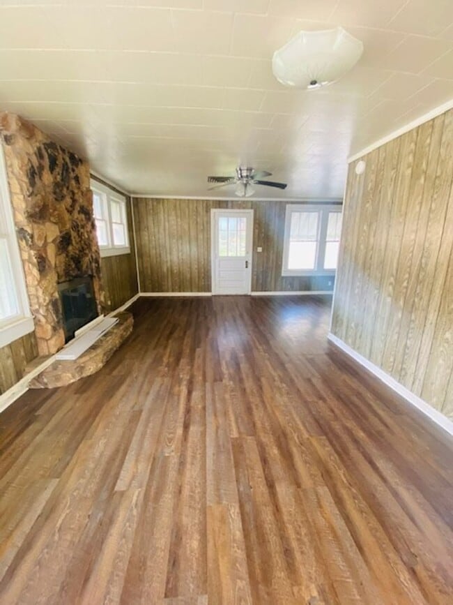 Building Photo - 107 Barry St