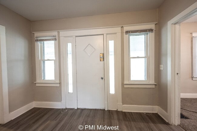 Building Photo - 130 N Gladstone Ave