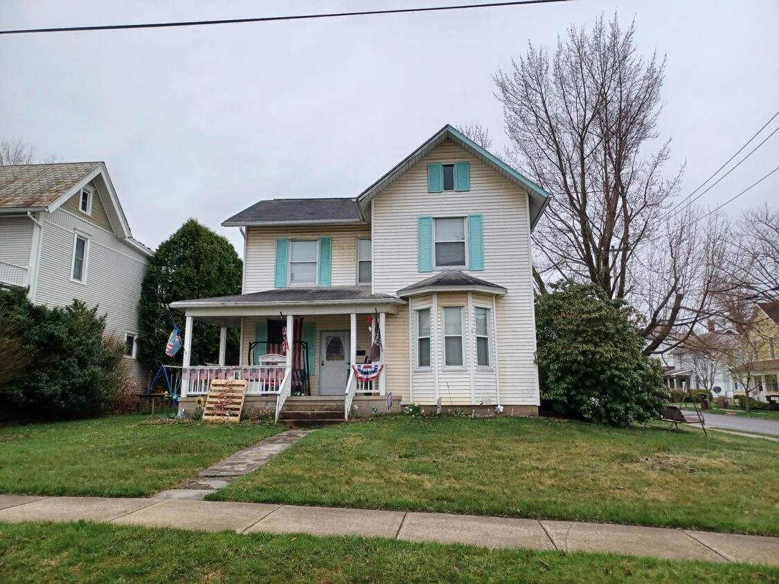 230 College Ave, Grove City, PA 16127 House Rental in Grove City, PA