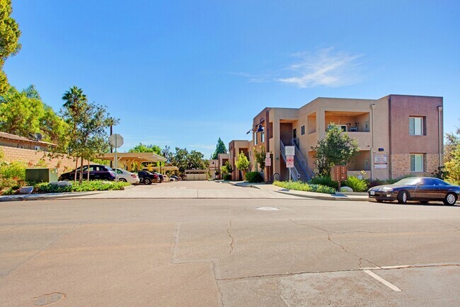 Foto del edificio - Beautiful 2 Bed, 2 Bath Luxury Apartment in Prime Thousand Oaks Location!