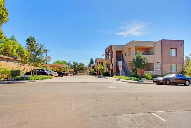 Building Photo - Beautiful 2 Bed, 2 Bath Luxury Apartment in Prime Thousand Oaks Location!