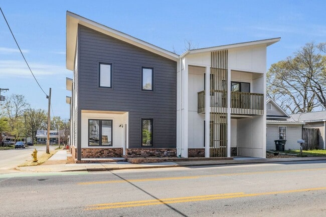 Photo - Modern + Classic Feel in the Heart of Downtown Chattanooga | 4 beds, 2.5 baths! Townhome