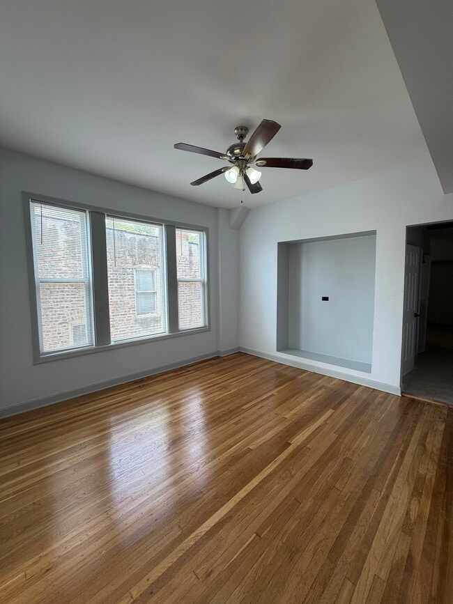 Building Photo - 358 E 70th Pl