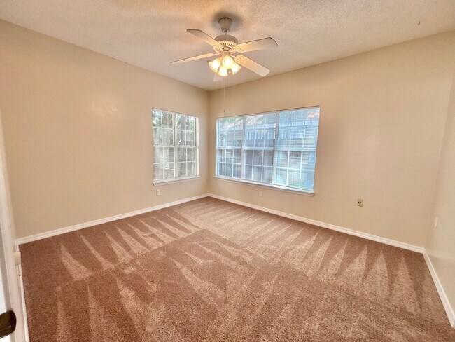 Building Photo - Charming 3-Bedroom Cottage