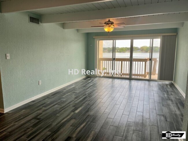 Building Photo - Enjoy waterfront living in the bright and ...