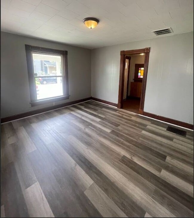 Building Photo - 3 bed 1 bath close to everything in Dayton!