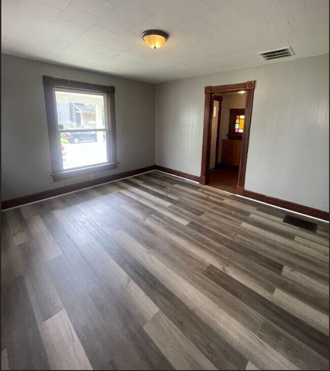 Photo - 3 bed 1 bath close to everything in Dayton! House