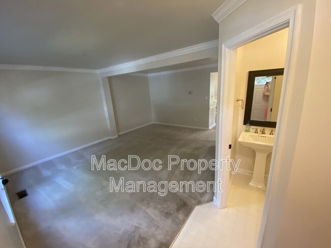 Building Photo - 9613 Becker Ct